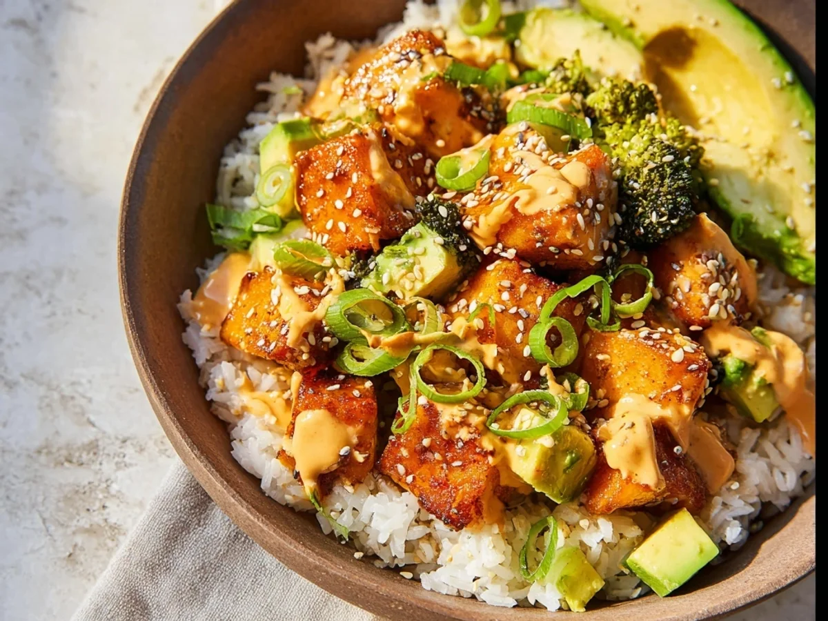 Crispy Bang Bang Salmon Bites Bowls: Speedy Weeknight Flavor - Image 1